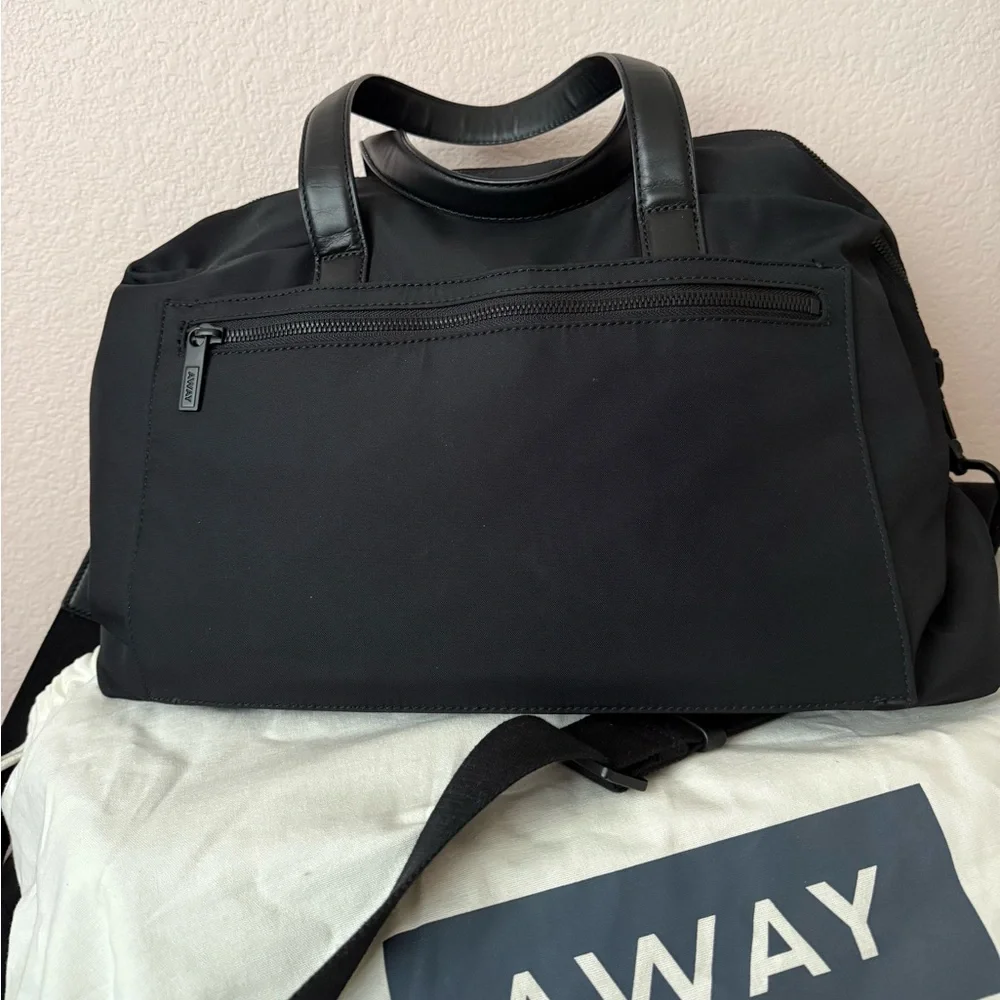 AWAY Travel The Everywhere Bag in Jet Black - Picture 3 of 7